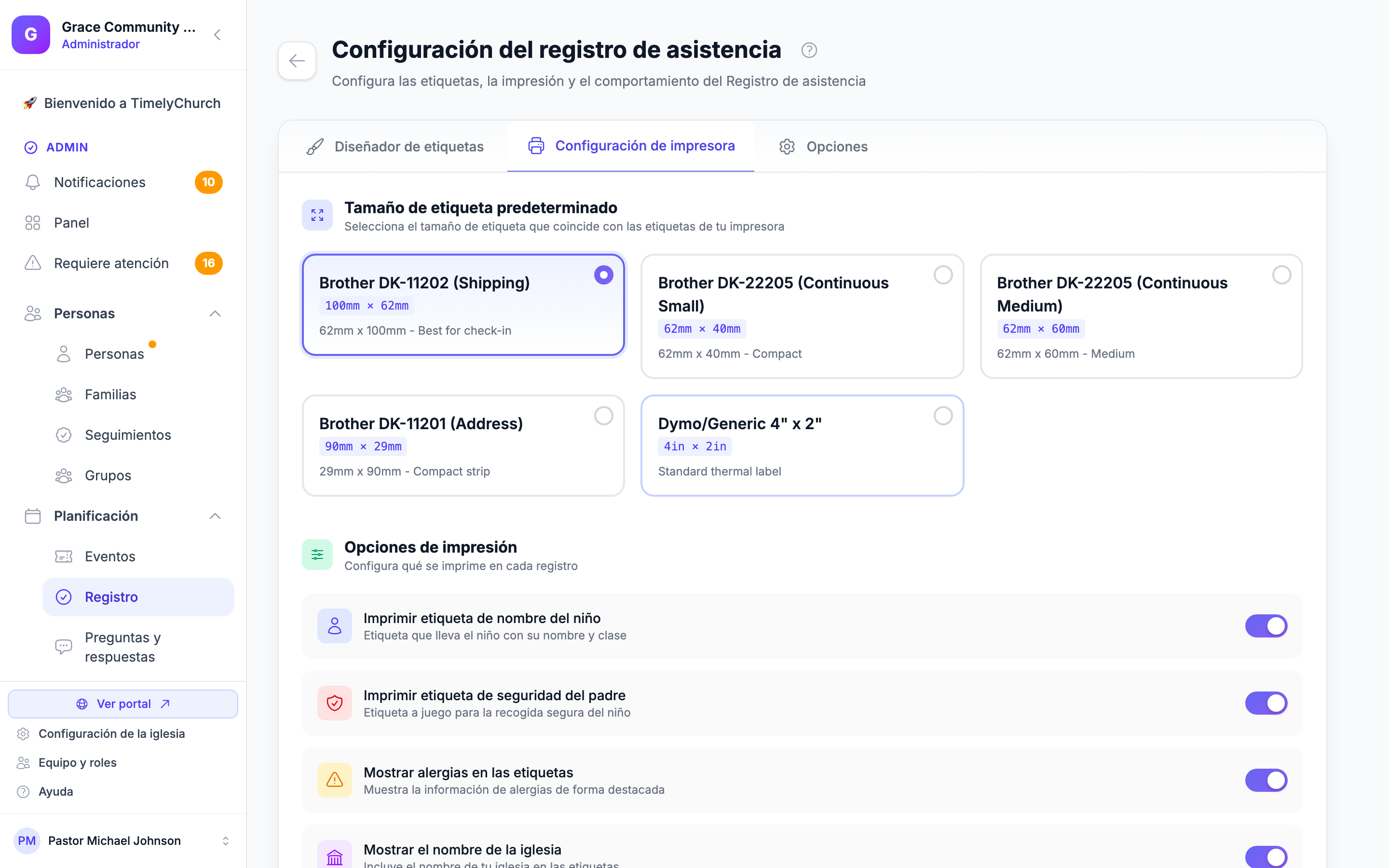 Pestaña Configuración de impresora de Configuración del registro de asistencia, que muestra los ajustes preestablecidos de Tamaño de etiqueta predeterminado (incluida la opción Brother DK-11202 62 mm x 100 mm) y los interruptores de Opciones de impresión. La página de configuración acepta un parámetro de consulta ?tab= que establece el Alpine activeTab inicial, por lo que cargar con tab=printer abre directamente en la pestaña Configuración de impresora.