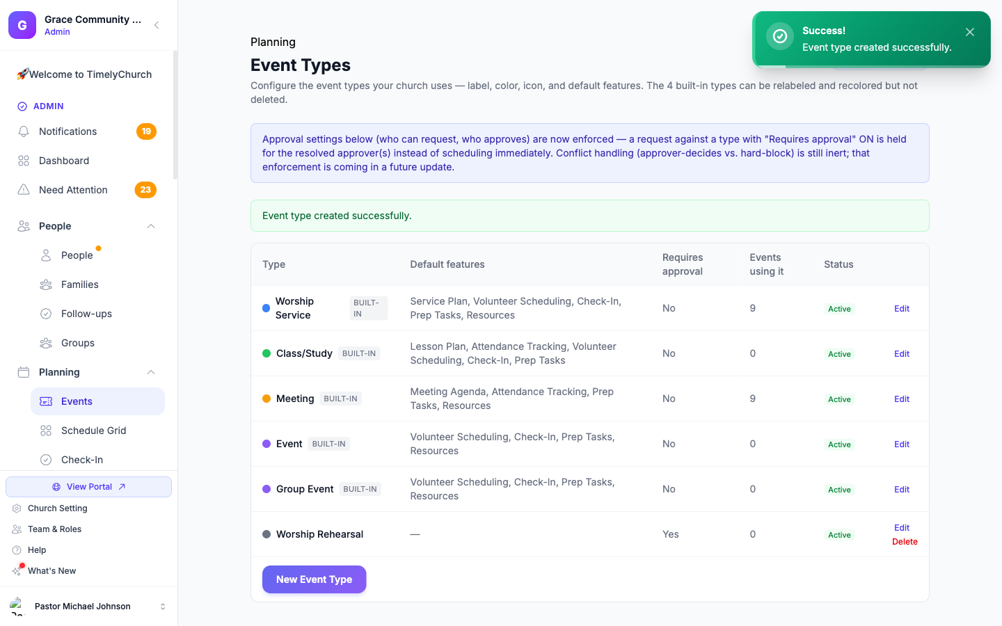 La lista de tipos de eventos, mostrando los tipos incorporados más un tipo personalizado Ensayo de adoración con Requiere aprobación en Sí