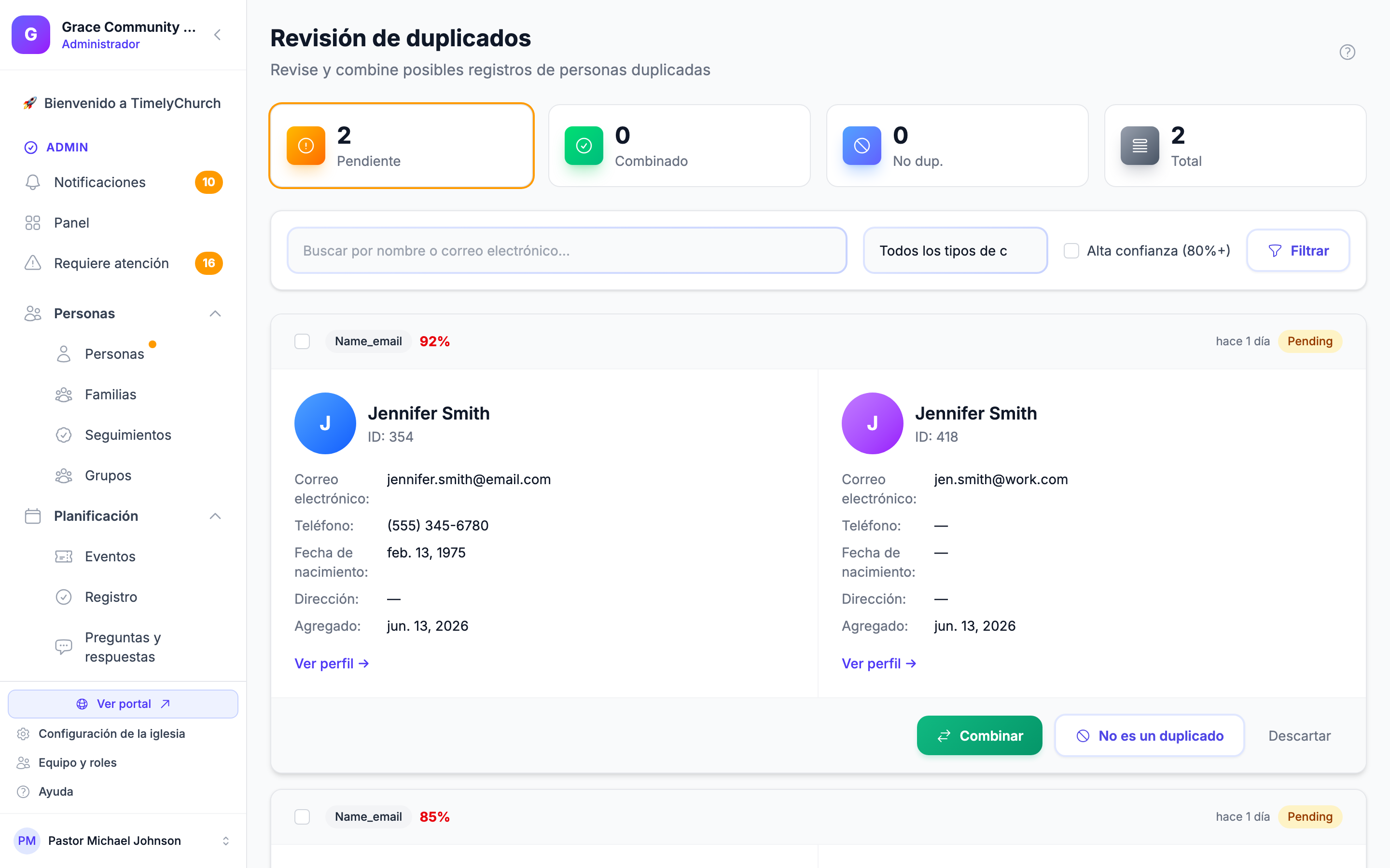 Vista de comparación de duplicados que muestra dos registros lado a lado con botones combinar, no es un duplicado y descartar