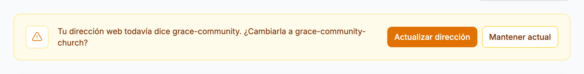 El aviso ámbar en la página de configuración preguntando si cambiar la dirección web por una que coincida con el nombre actual de la iglesia, con los botones Actualizar dirección y Mantener actual