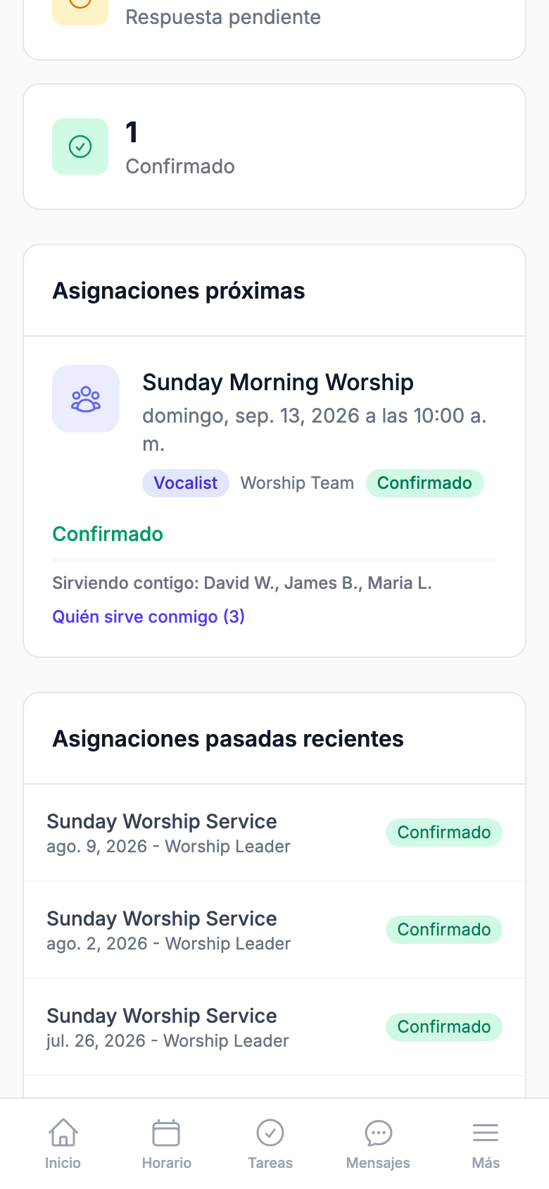 Una entrada de servicio en el horario de servicio, vista en un teléfono: el nombre y la hora del evento, la posición que tiene asignada, la línea «Sirviendo contigo: David W., James B., Maria L.» debajo y el botón «Quién sirve conmigo (3)» más abajo.