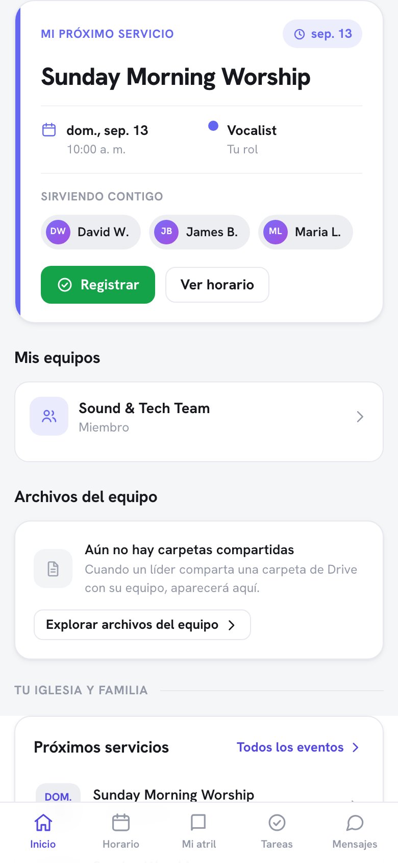 La tarjeta «Mi próximo servicio» del panel del portal, vista en un teléfono, con los demás voluntarios de ese evento listados como etiquetas de nombre compactas debajo de la asignación.