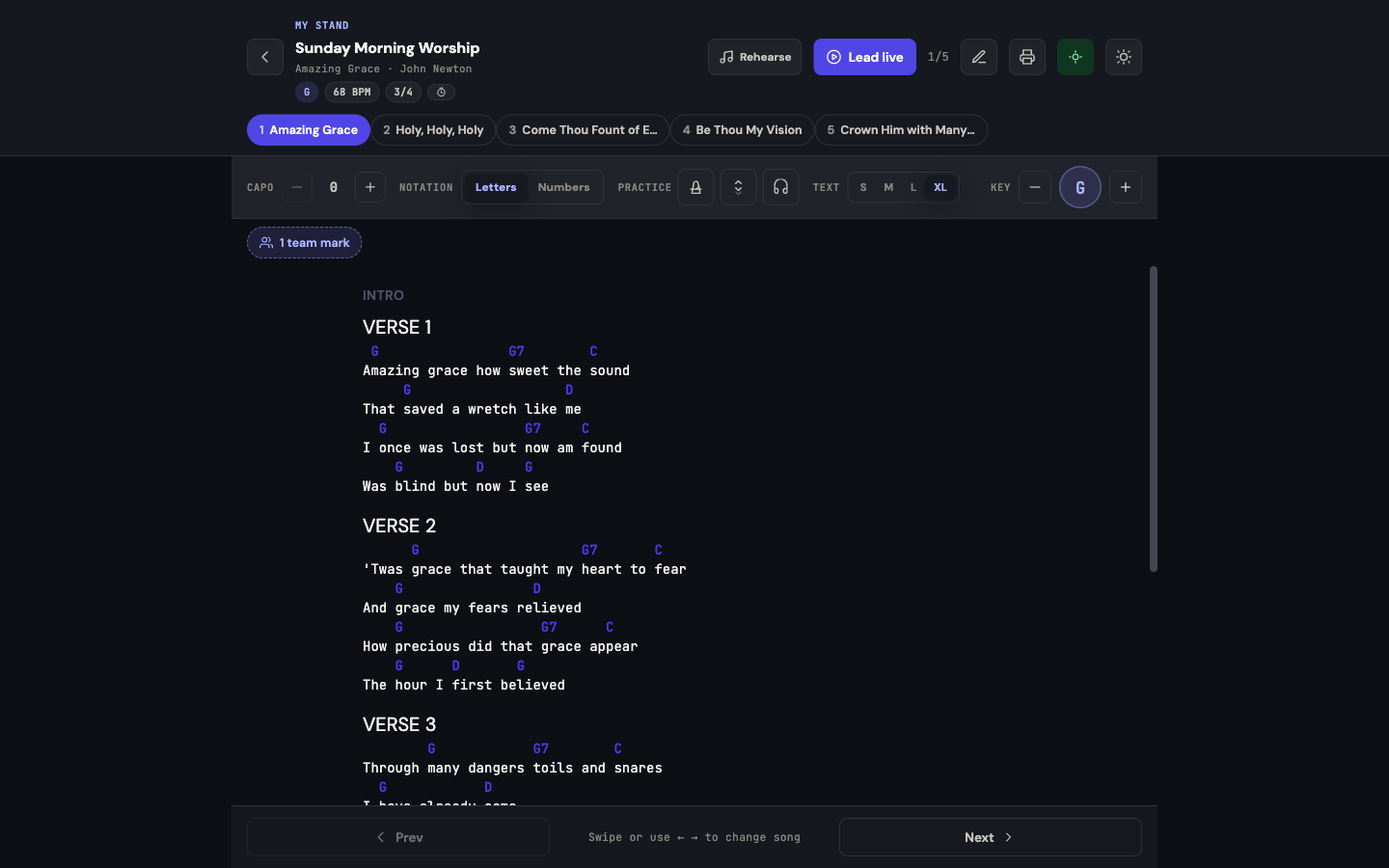 El lector de Mi Atril mostrando el diagrama de acordes, la franja de canciones y las etiquetas de tonalidad/BPM/compás