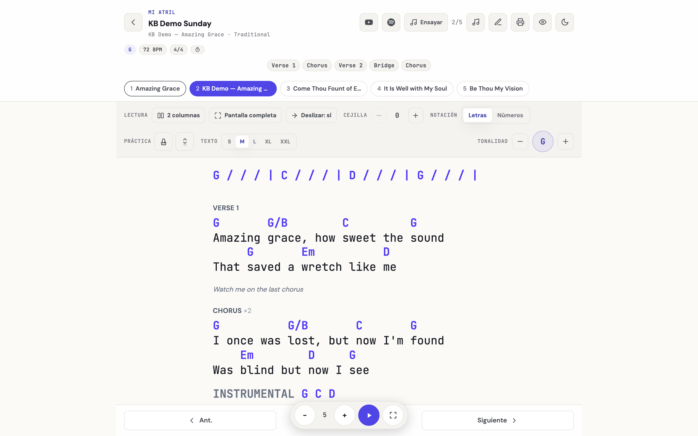 El lector de Mi atril con la tira de secuencia bajo el encabezado de la canción y una nota de la banda en su propia línea entre la letra