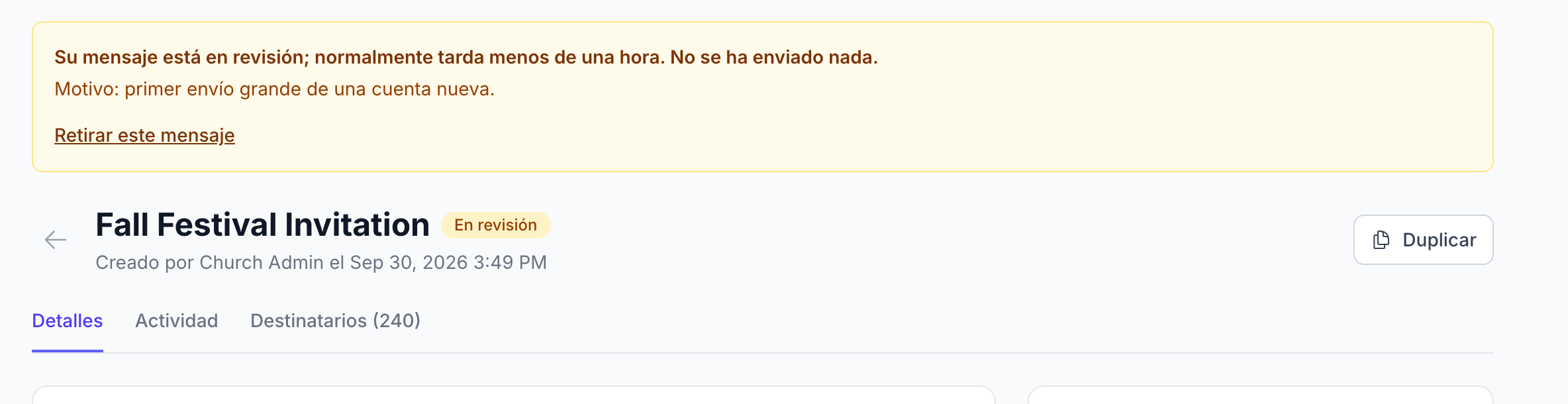 la página de detalle de una campaña con el aviso ámbar "Su mensaje está en revisión; normalmente tarda menos de una hora. No se ha enviado nada.", la línea "Motivo: primer envío grande de una cuenta nueva." y el enlace "Retirar este mensaje"