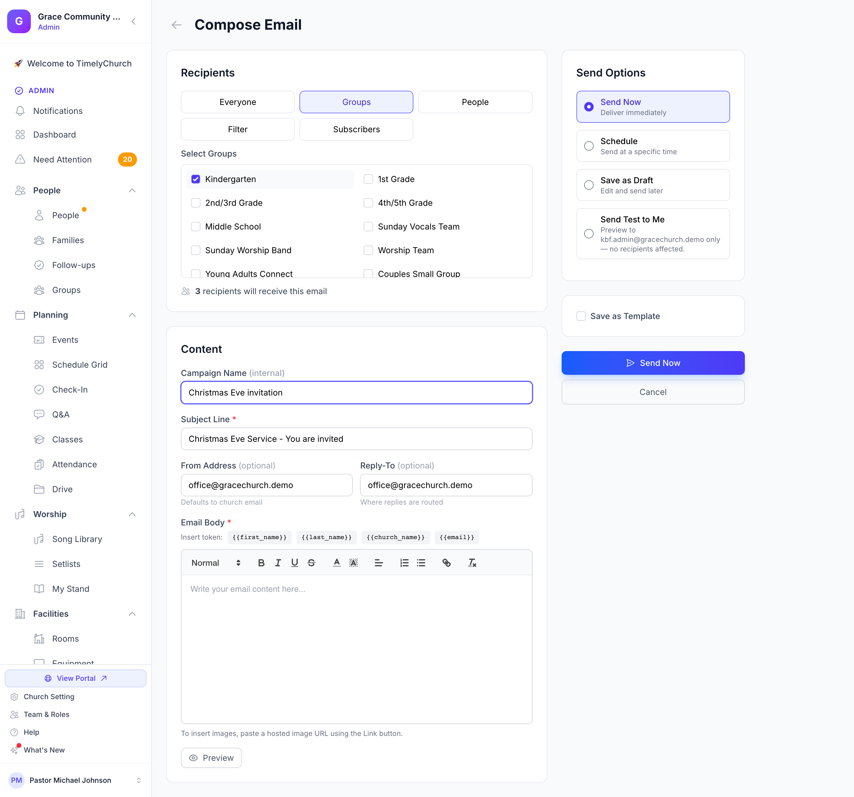 El formulario Redactar correo con los cinco modos de destinatario (Todos, Grupos, Personas, Filtrar, Suscriptores), el conteo de destinatarios, la sección Contenido con los botones Insertar token y las Opciones de envío
