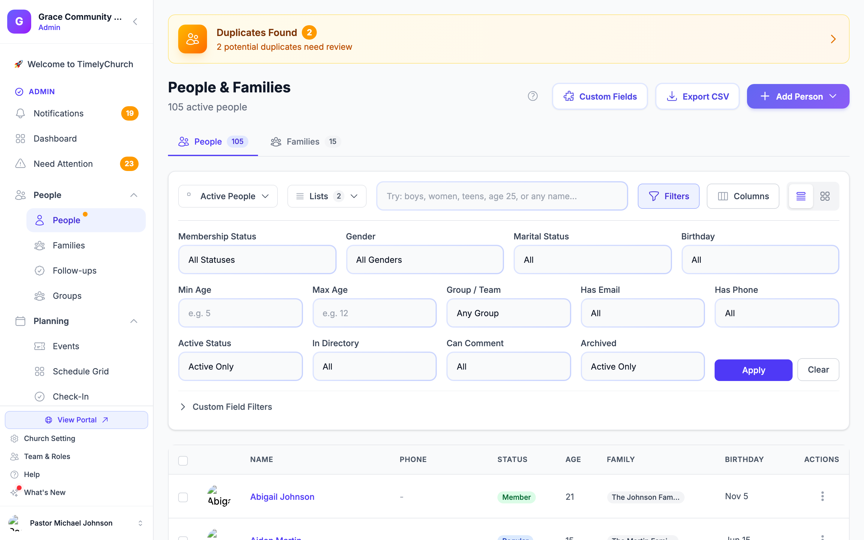 El panel Filtros de la página de Personas abierto, que muestra Estado de membresía, Género, Estado civil, Cumpleaños, Edad mínima, Edad máxima, Grupo / Equipo, Con correo, Con teléfono, Estado activo, En el directorio, Puede comentar y Archivados, con los botones Aplicar y Limpiar y la sección Filtros de campos personalizados