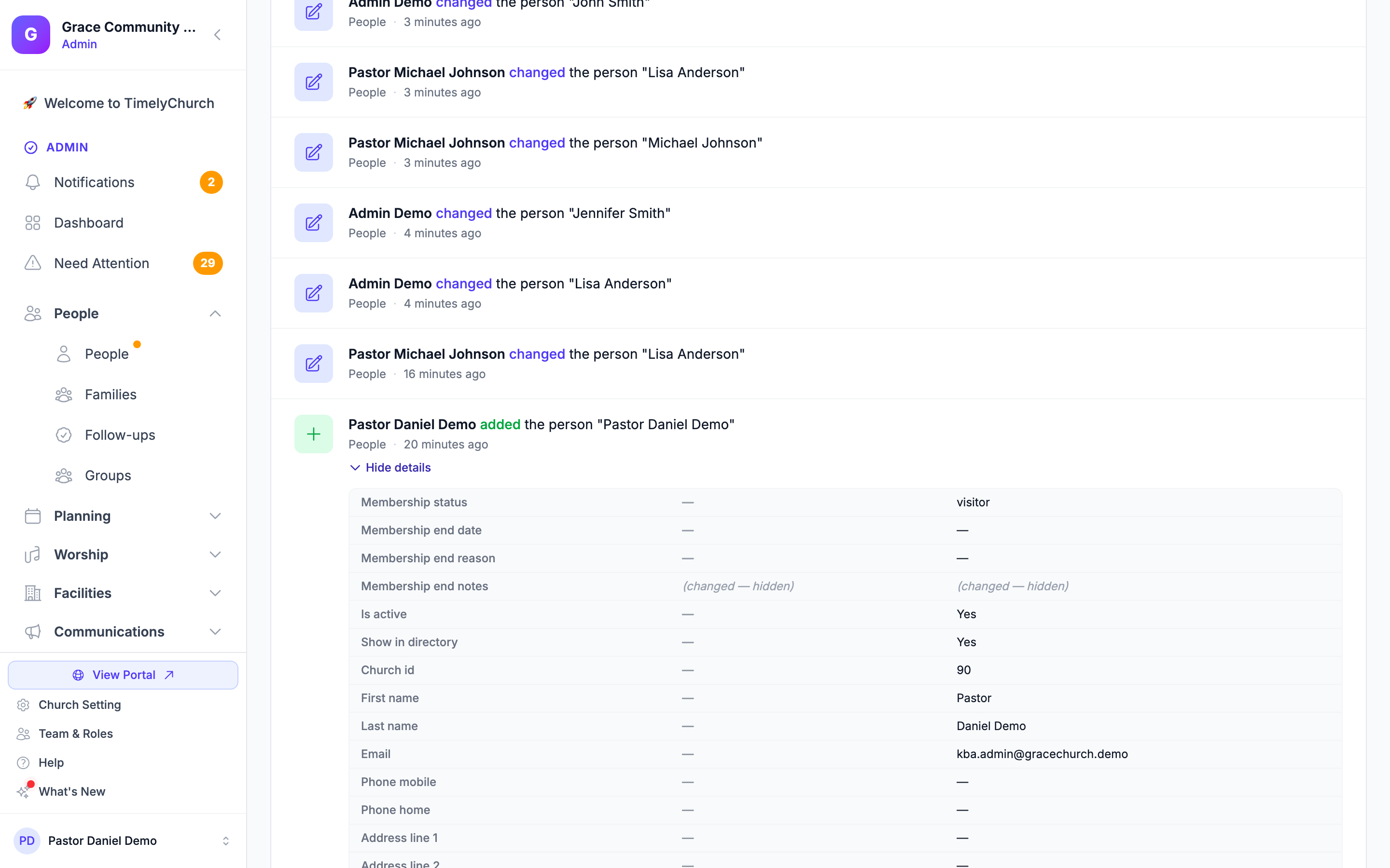 La pestaña Actividad con los filtros Buscar, Persona, Módulo y Cuándo y una lista de cambios recientes, uno de ellos desplegado para mostrar sus detalles