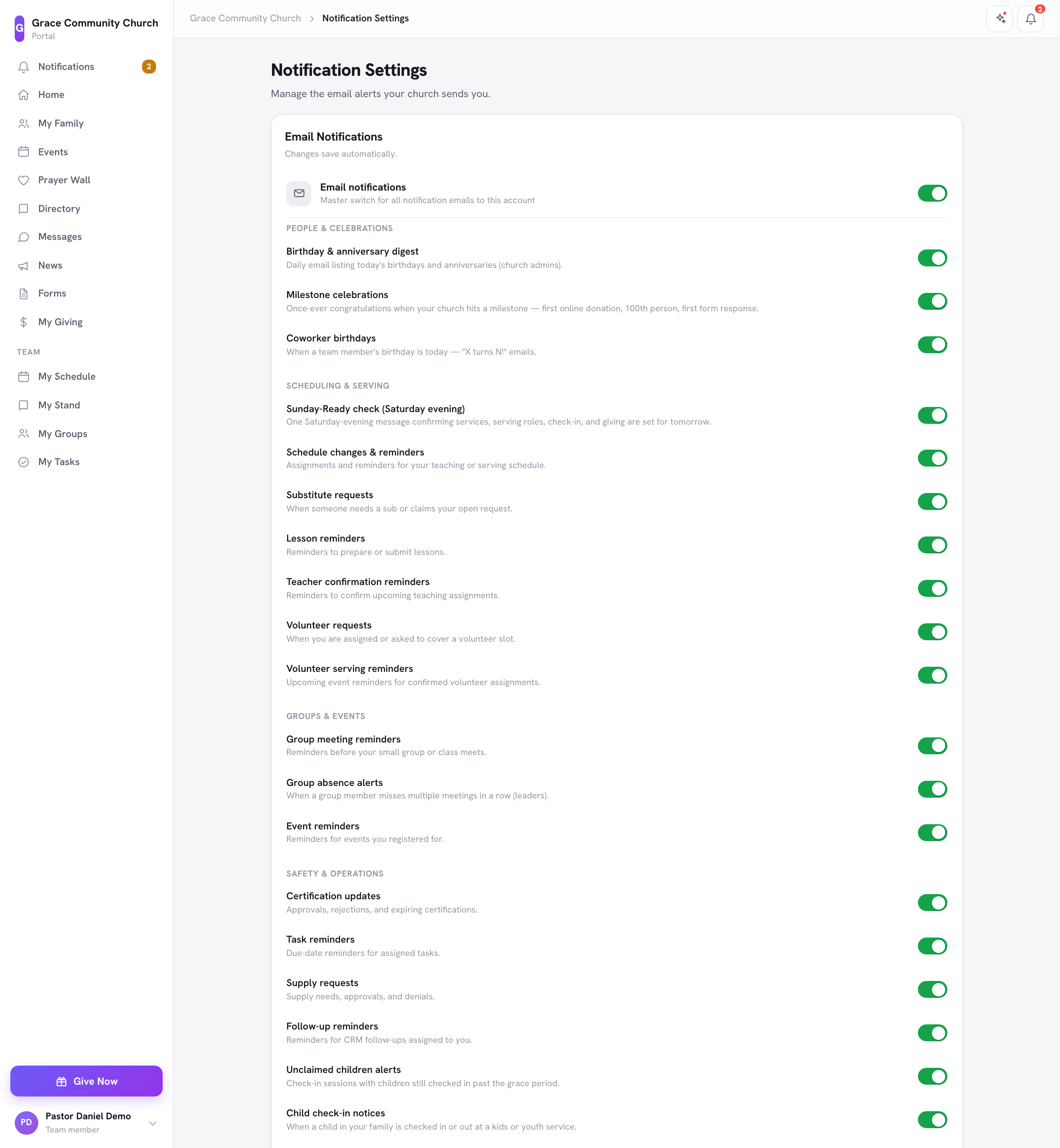 La página Configuración de notificaciones con el interruptor principal de Notificaciones por correo, los interruptores de notificación agrupados y la opción de Entrega para Donation activity