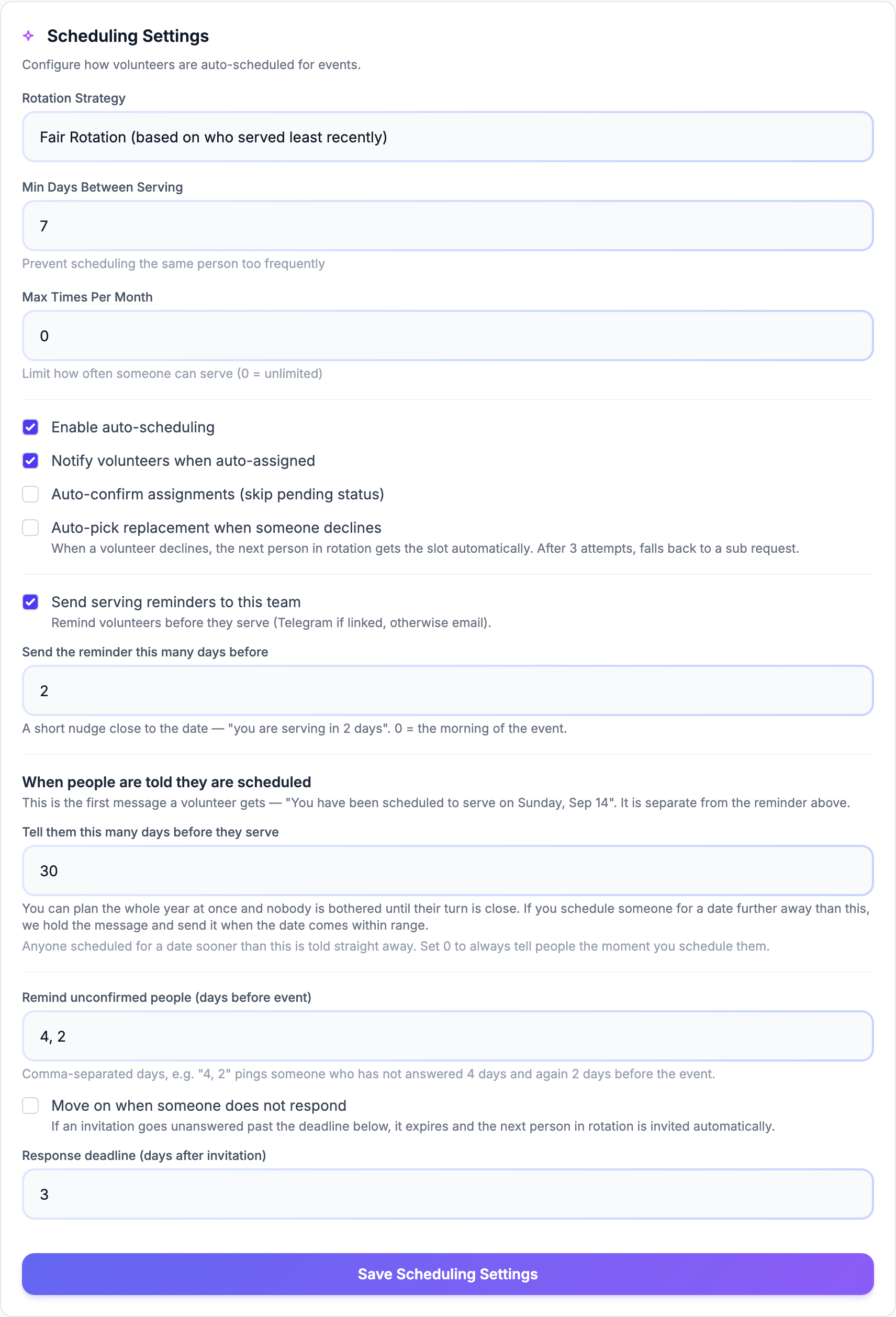 La tarjeta Configuración de programación en la pestaña Detalles de un equipo, mostrando Estrategia de rotación, las opciones de programación automática, los ajustes de recordatorios y Cuándo se avisa a las personas de que están programadas