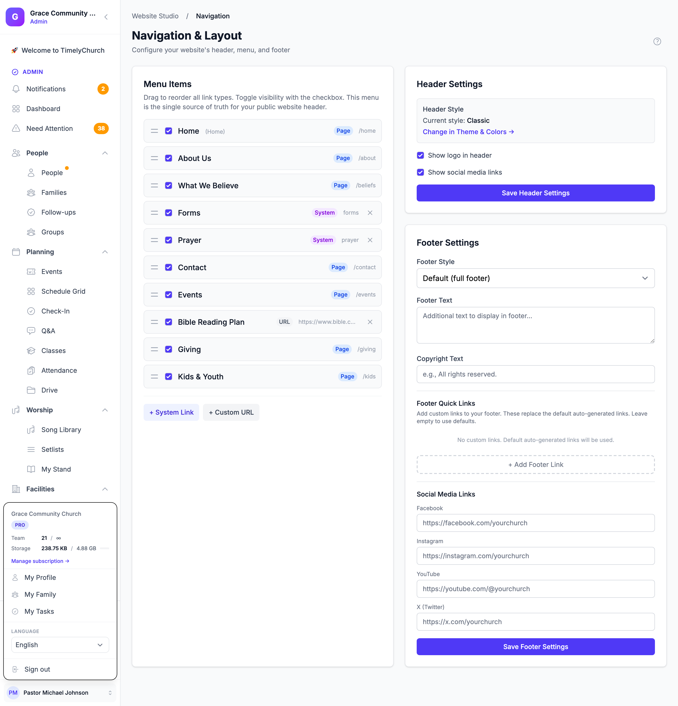 La página Navegación y diseño con la lista de Elementos del menú, los botones + Enlace del sistema y + URL personalizada, y las tarjetas Configuración del encabezado y Configuración del pie de página