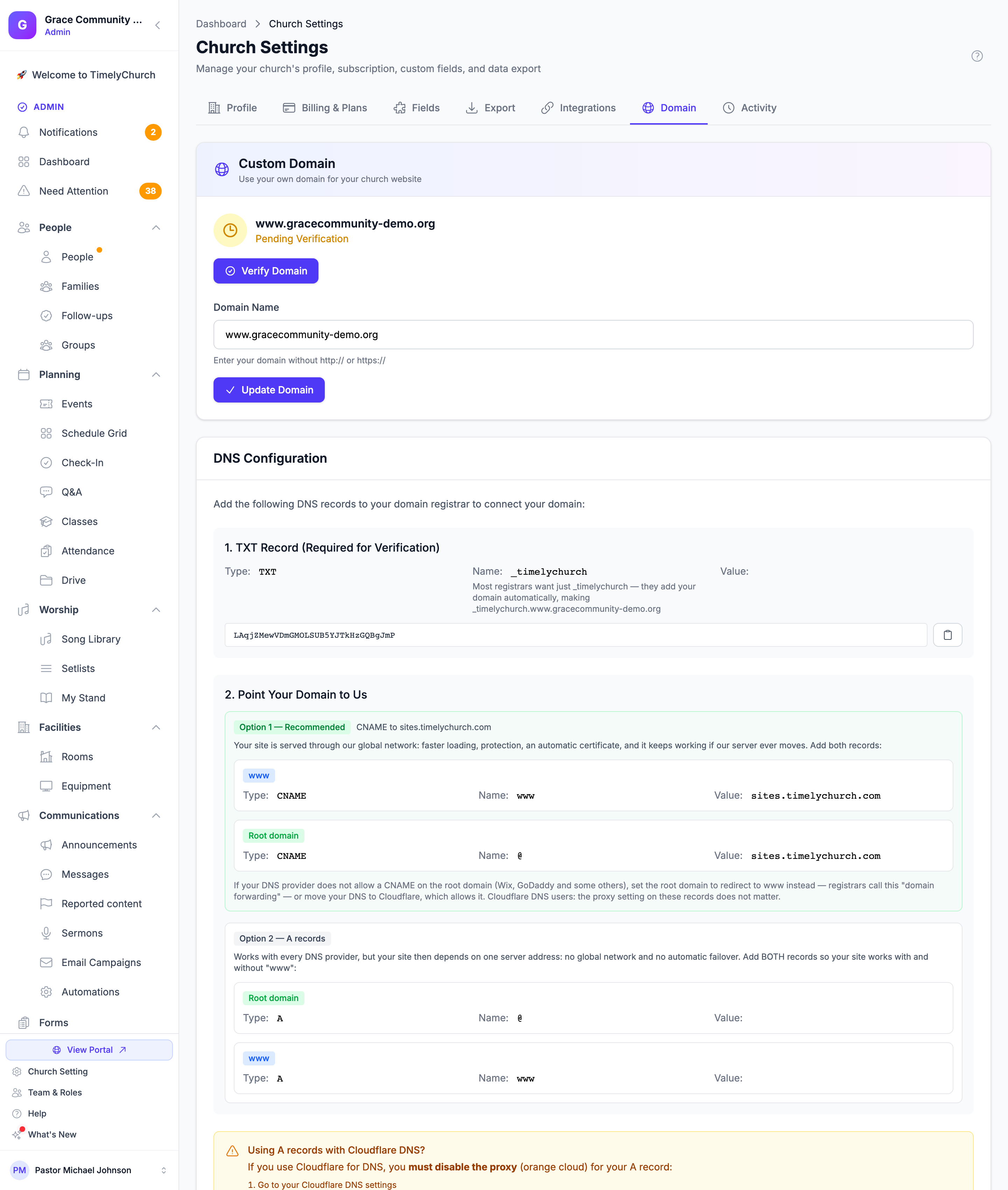 Configuración de la iglesia en la pestaña Dominio, con la tarjeta Dominio personalizado y Nombre de dominio, el botón Verificar dominio y los registros de Configuración de DNS