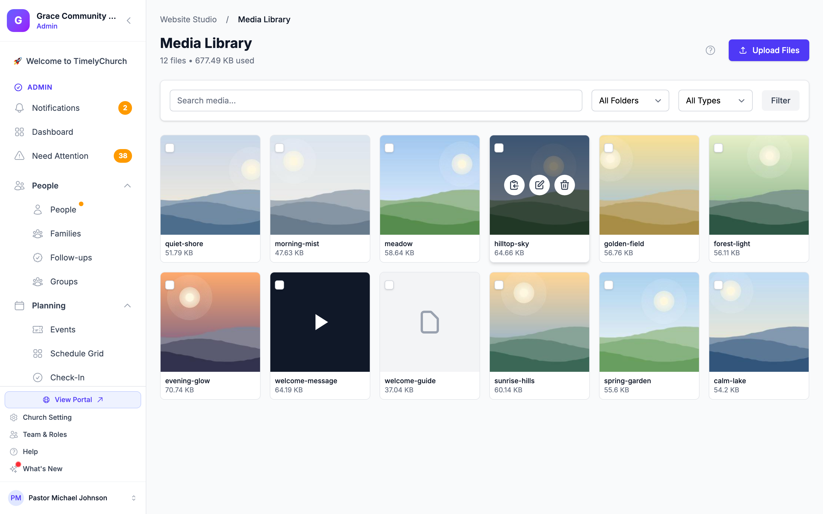 La Biblioteca multimedia con el botón Subir archivos, la barra de búsqueda y filtros, y una cuadrícula de archivos subidos