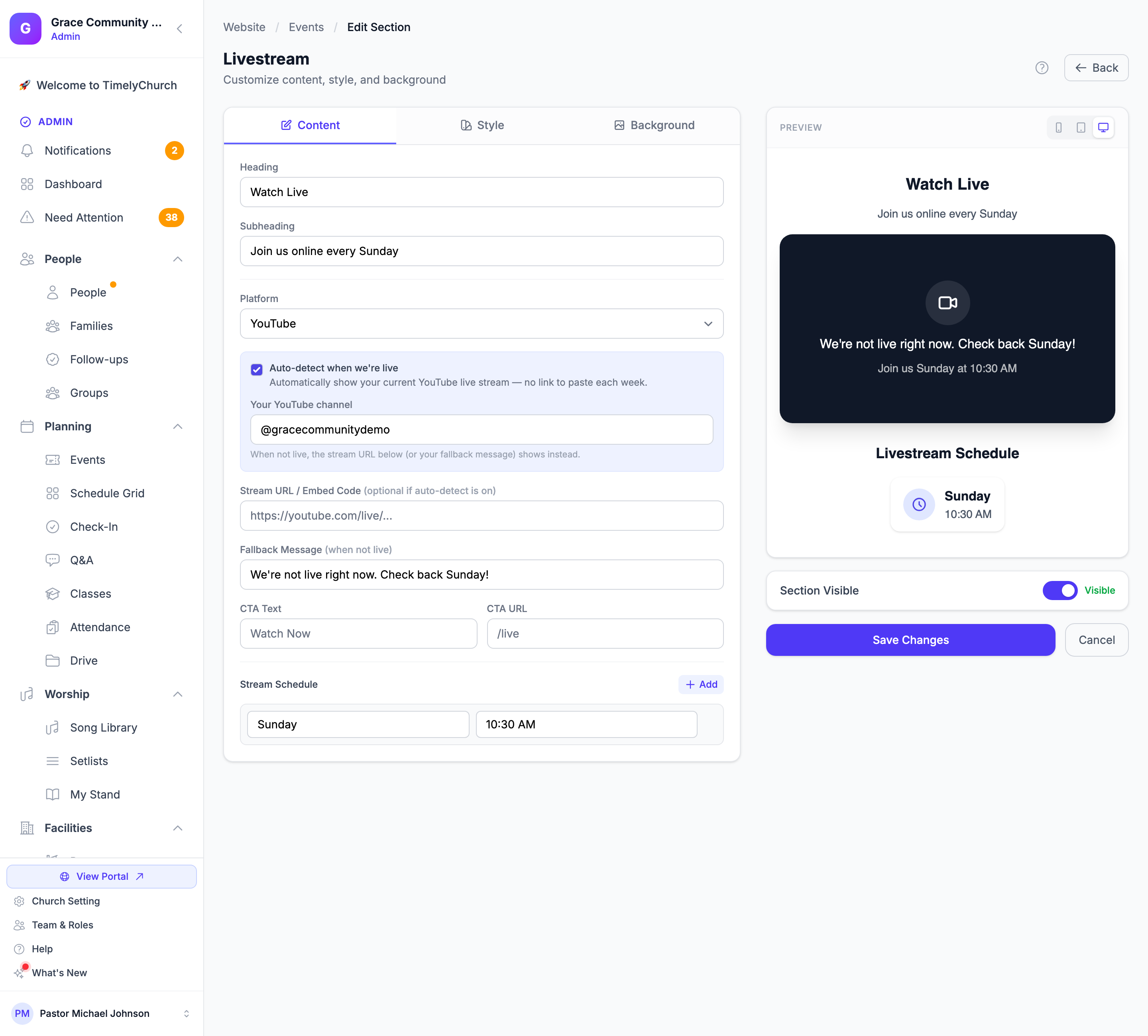 El editor de la sección Transmisión en vivo con la plataforma, la URL de la transmisión, el mensaje alternativo y los ajustes de detección automática junto a la vista previa en vivo